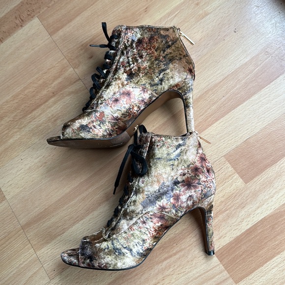 Nanette by Nanette Lepore Halle velour peep toe bootie size 7 - Picture 5 of 6